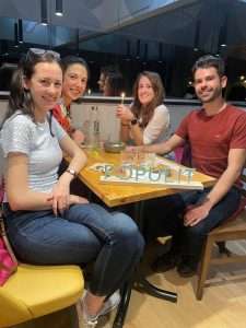 Personas comiendo en restaurante felices conociendo amistades nuevas