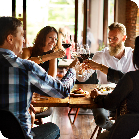 Personas disfrutando y brindando con copas de vino en una experiencia POPULIT