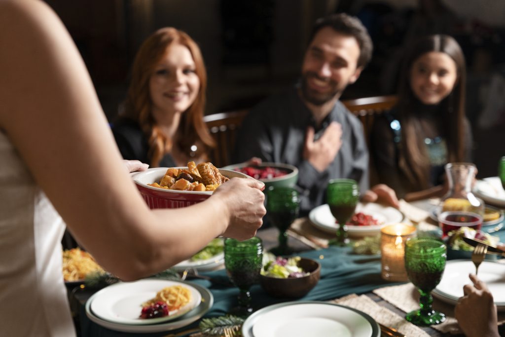 Cenas grupales en Madrid para conocer gente: mucho más que comer bien